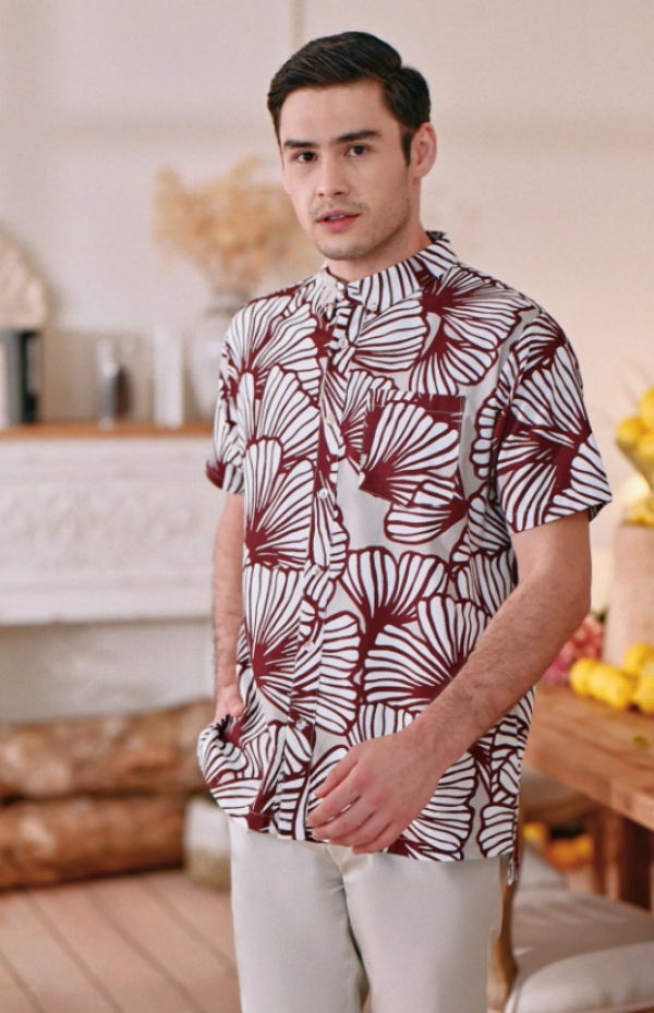 Kemeja dengan desain batik klasik